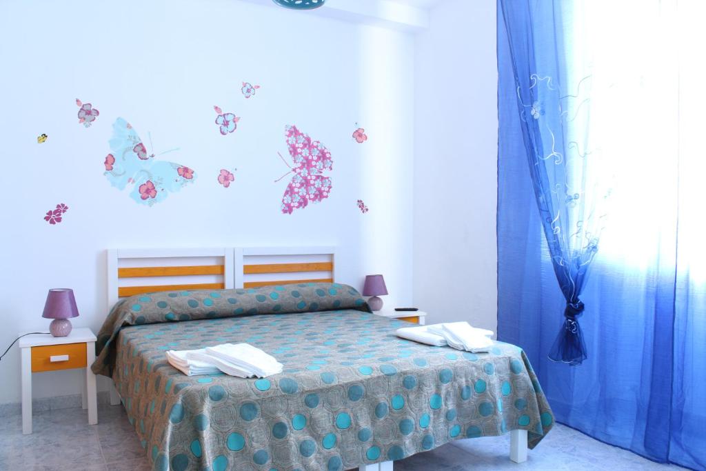 A bed or beds in a room at Camere D'Aragona