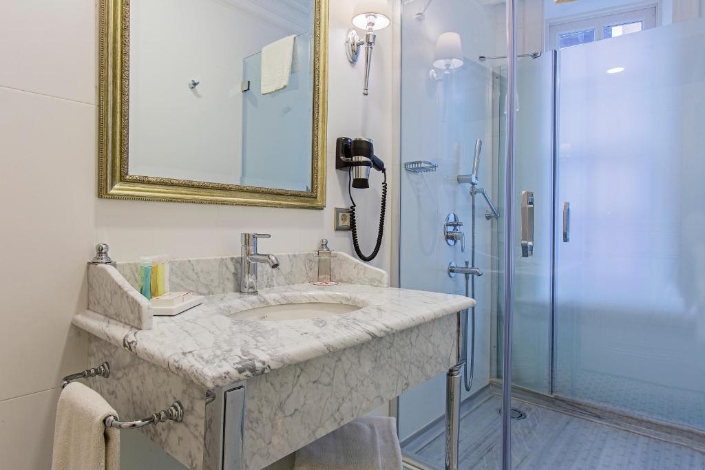 A bathroom at Meroddi Bagdatliyan Hotel