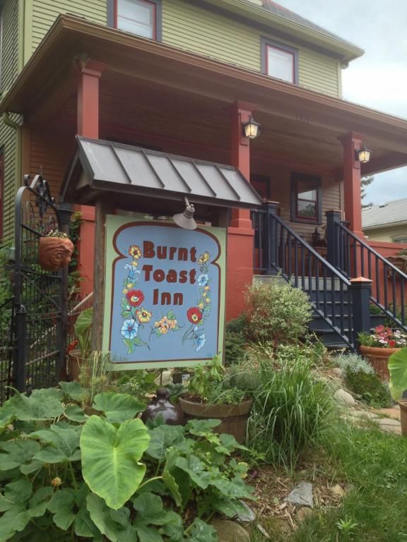 un panneau indiquant une bosse pour faire du bruit en face d'une maison dans l'établissement Burnt Toast Inn, à Ann Arbor