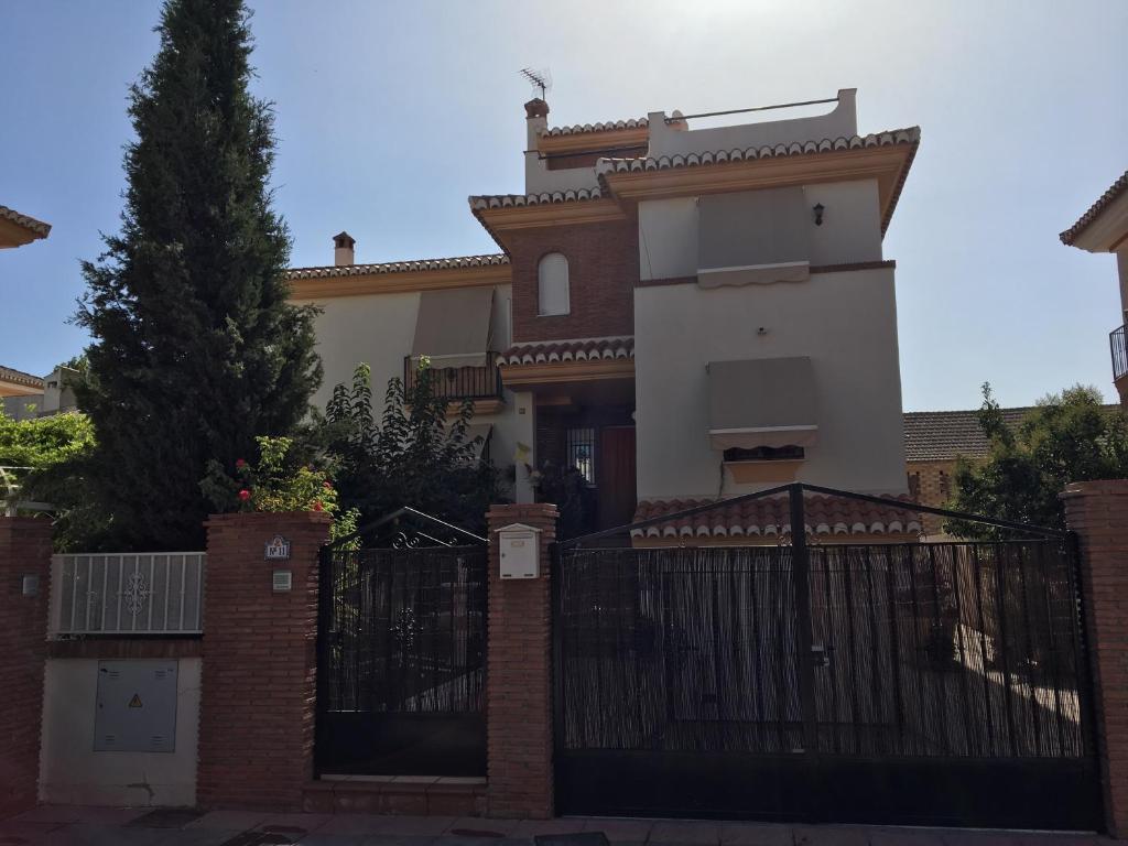 a house with a gate in front of it at VILLA HISPANO-BRASILEÑA-Fiestas NO in Purchil