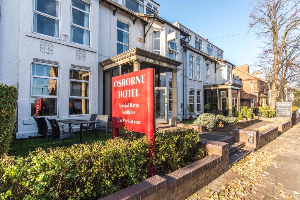 una señal roja delante de un edificio en Osborne Hotel en Newcastle