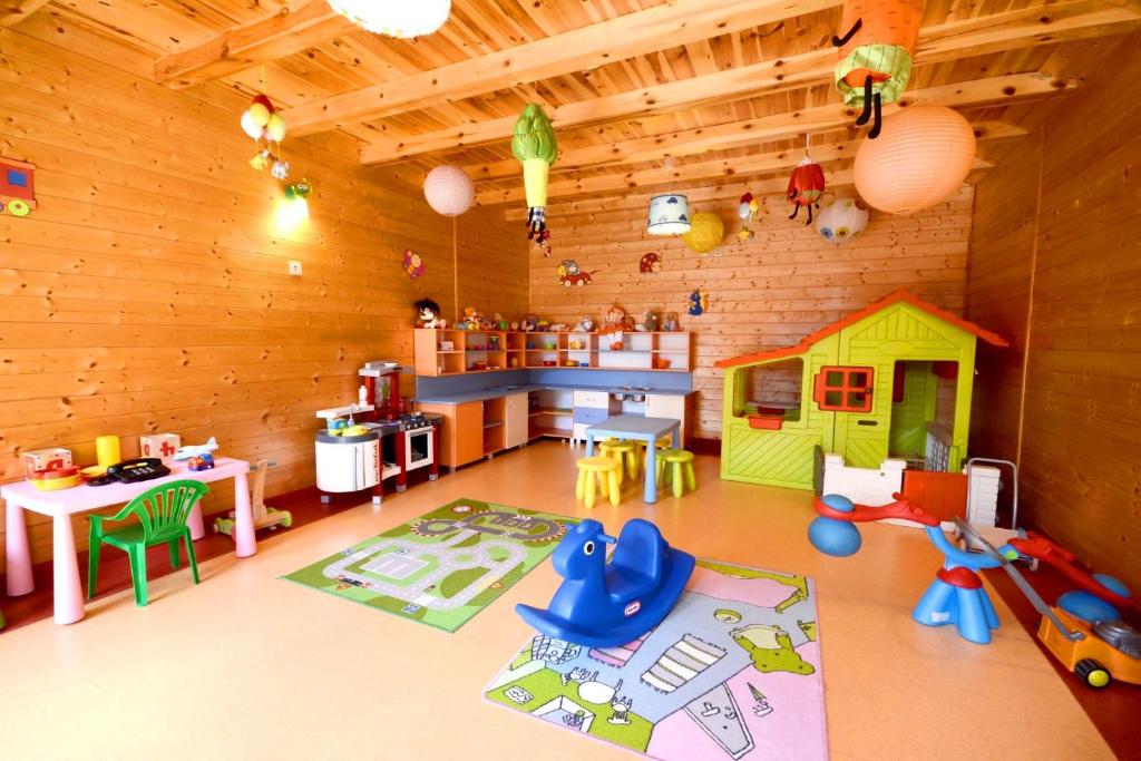 カルビアにあるDuet IIの人形の家とおもちゃが入ったリビングルーム