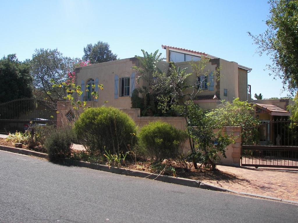 una casa sentada al lado de una calle en Aurora Guest Units, en Durbanville