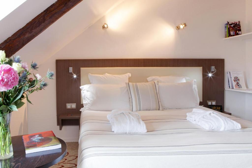 Postel nebo postele na pokoji v ubytování Hôtel Le Benhuyc