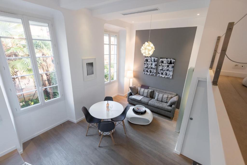 a living room with a table and a couch at Magnificent Loft - very central in Nice