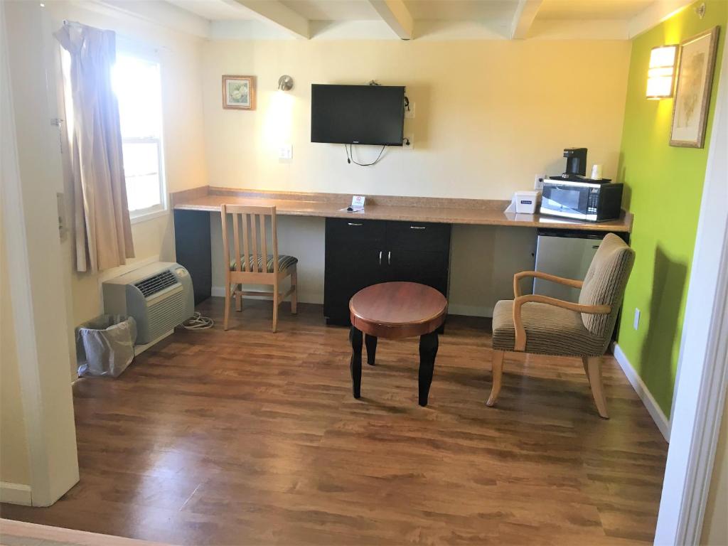 Travelodge by Wyndham Fairfield/Napa Valley - Queen Room With Two Queen Beds - Non-Smoking