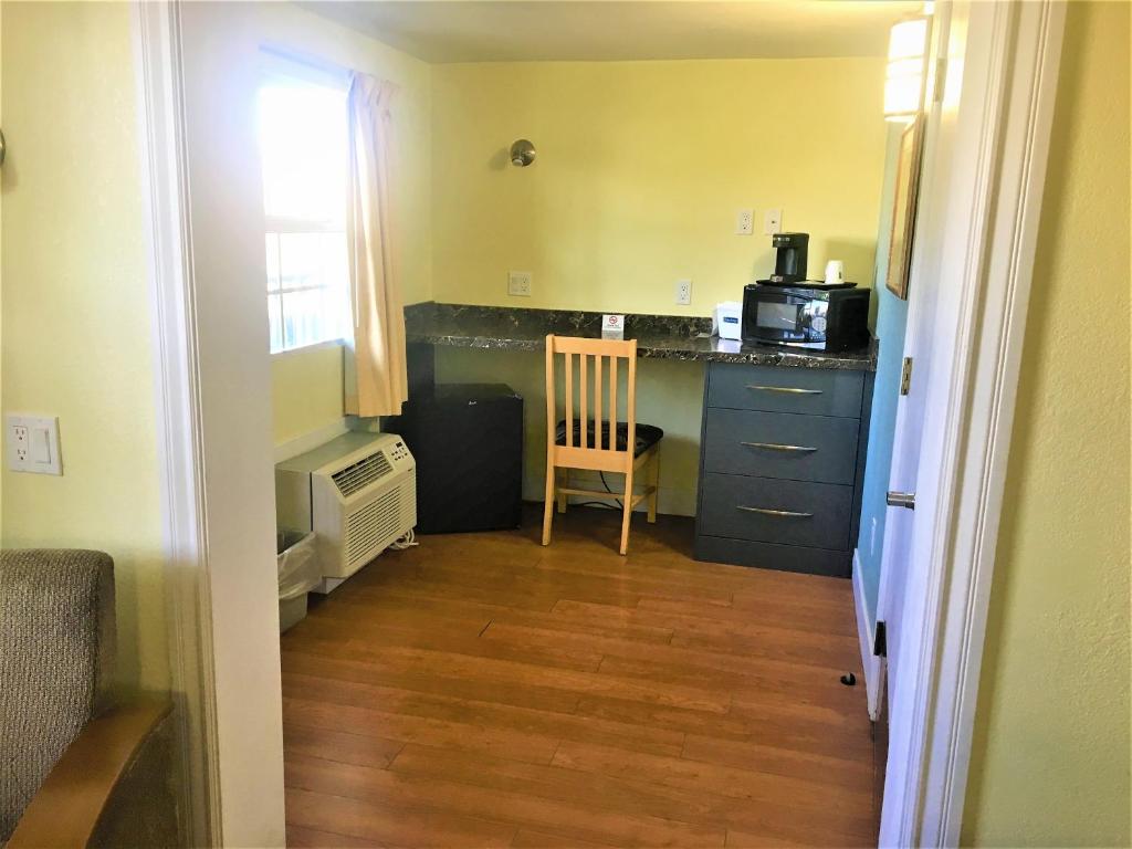 Travelodge by Wyndham Fairfield/Napa Valley - King Studio Suite - Non-Smoking