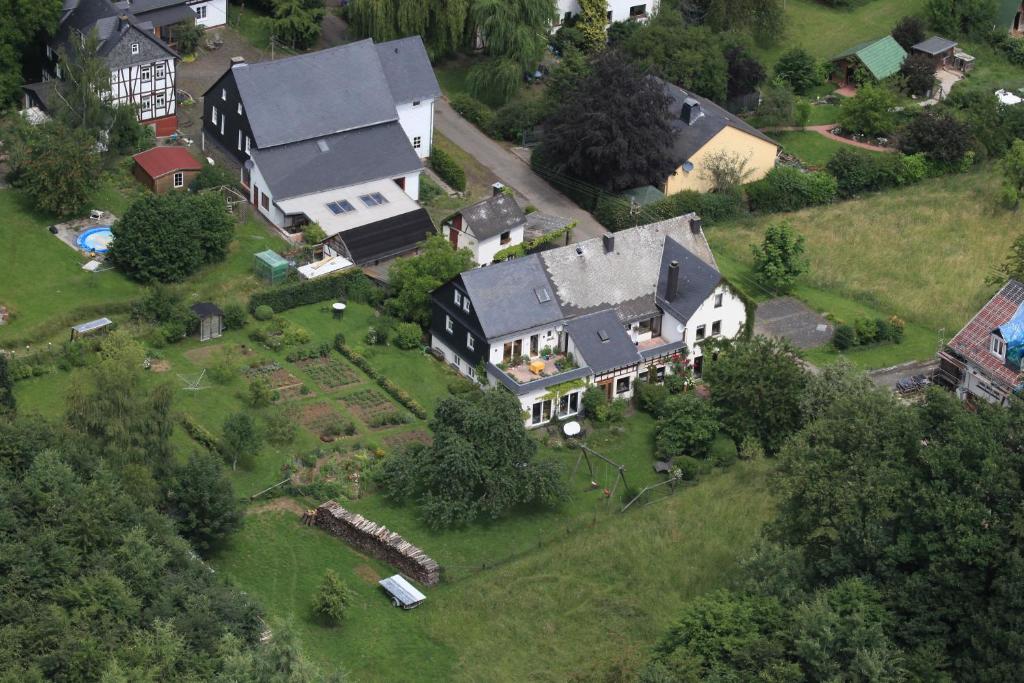 an aerial view of a house with a yard at Ferienhof Mies in Steffenshof