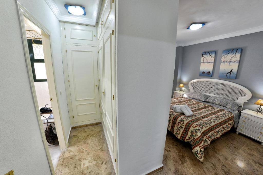 Postel nebo postele na pokoji v ubytování WonderStays Chalet El Naranjo