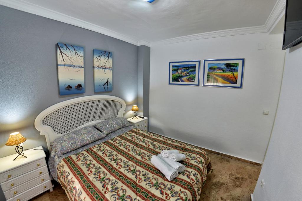 Postel nebo postele na pokoji v ubytování WonderStays Chalet El Naranjo