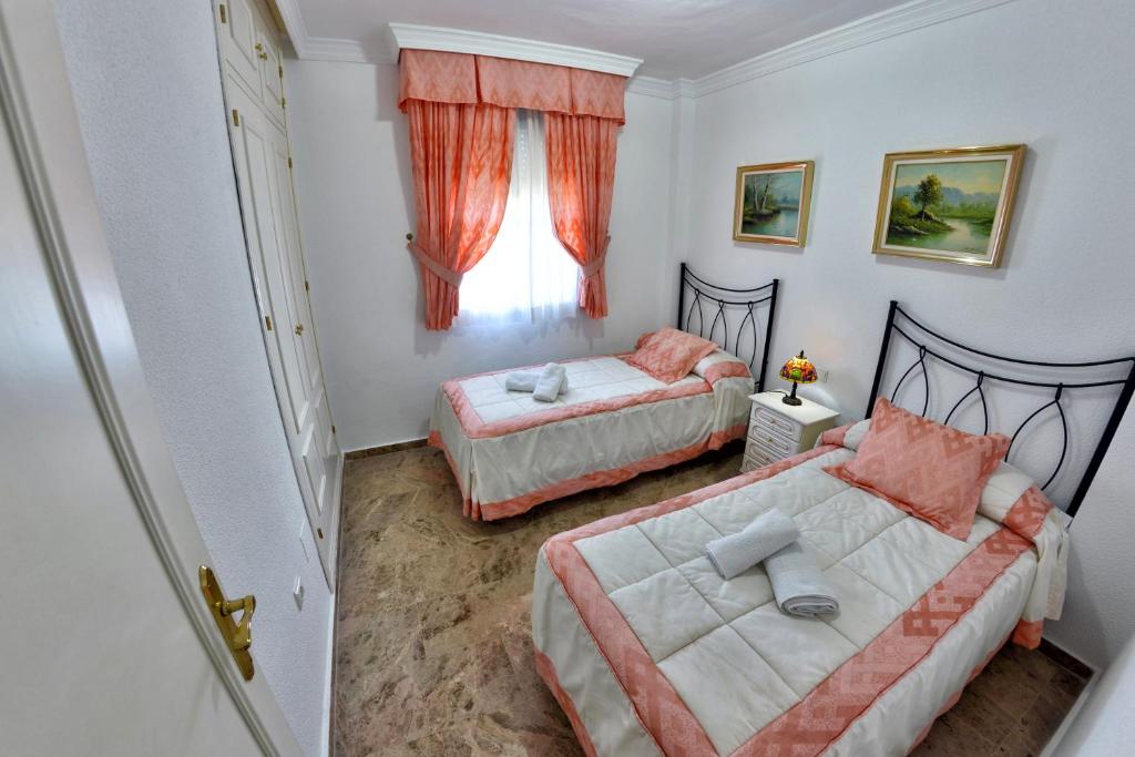 Postel nebo postele na pokoji v ubytování WonderStays Chalet El Naranjo