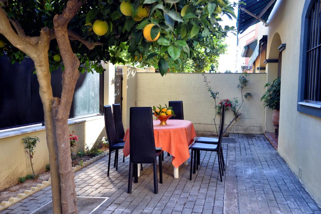 Patio nebo venkovní prostory v ubytování WonderStays Chalet El Naranjo