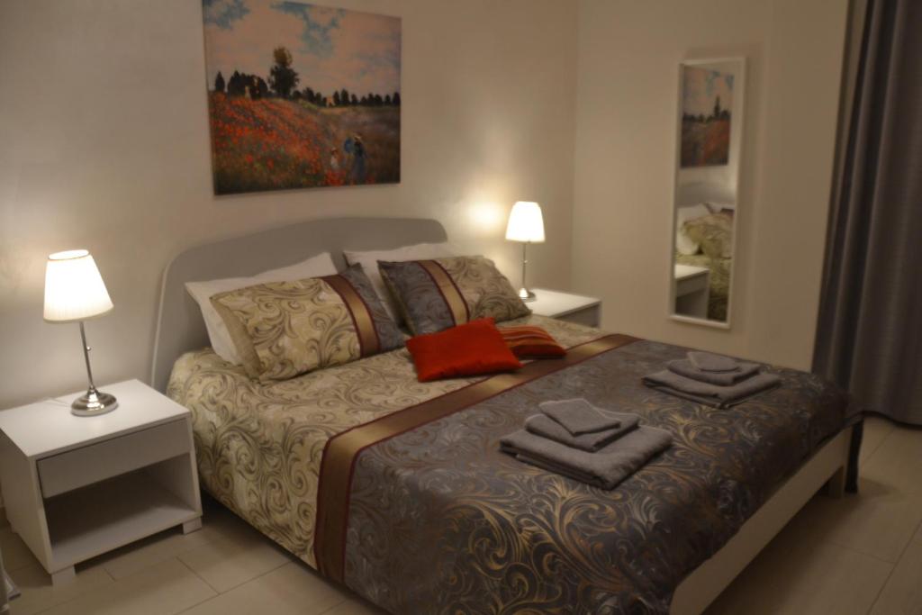 バーリにあるResidenze Principe Amedeoのベッドルーム1室(枕2つ付)