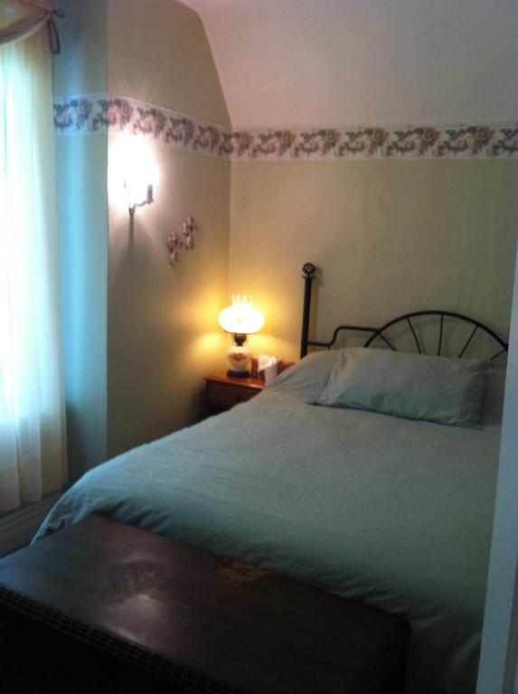 Postel nebo postele na pokoji v ubytování Sir Edgar House B&B