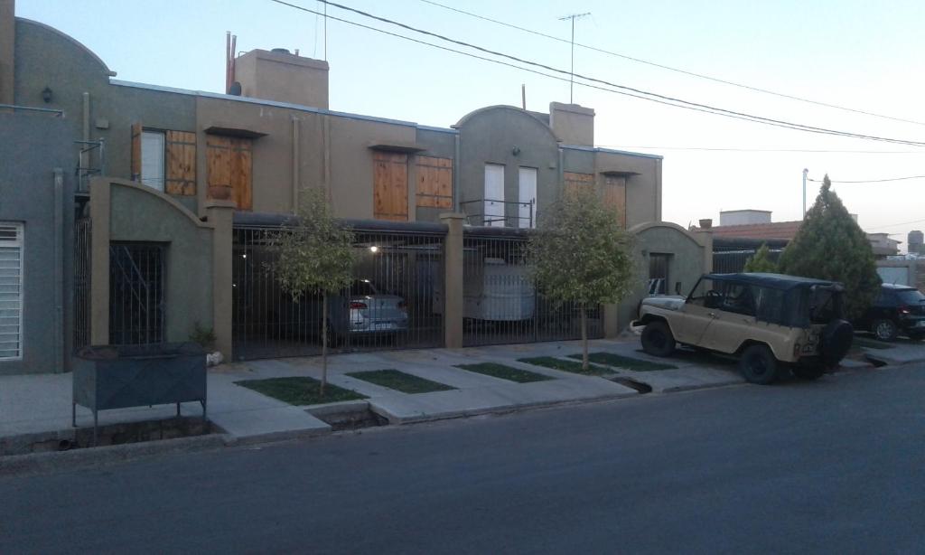 un camión estacionado frente a una casa en Tu Lugar en Tunuyán