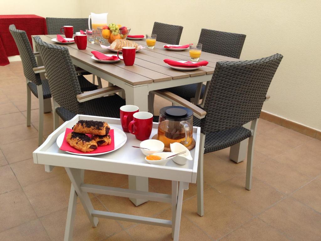 stół z talerzem jedzenia w obiekcie Quiet, Modern Apartment w Alicante