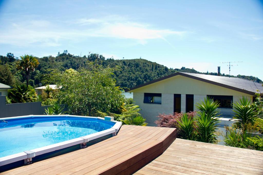 einen Pool auf der Terrasse eines Hauses in der Unterkunft Abel Tasman Kaiteriteri B & B in Kaiteriteri