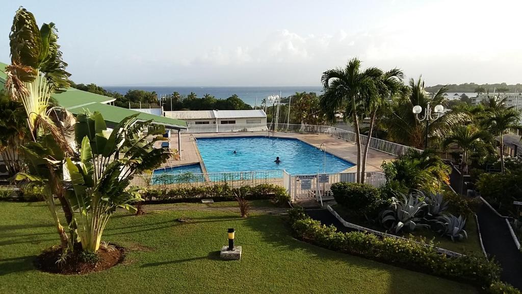 - une vue sur la piscine d'un complexe dans l'établissement Location Village Soleil Privative, au Gosier