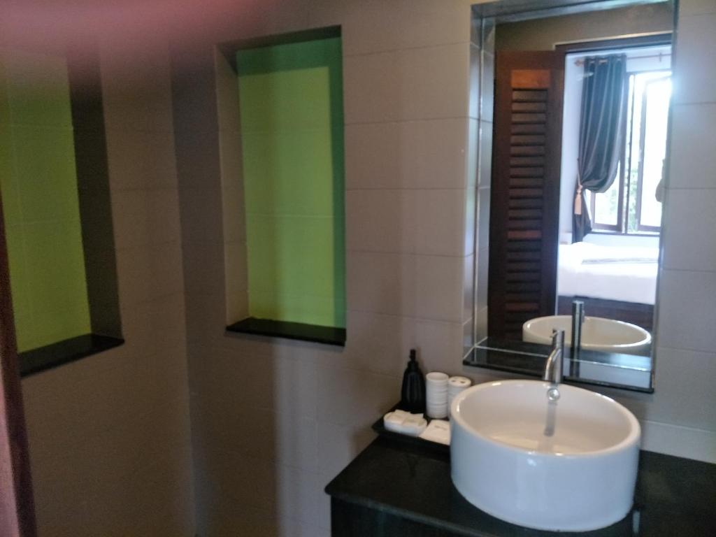 Koupelna v ubytování Lanta Intanin Resort - SHA Extra Plus