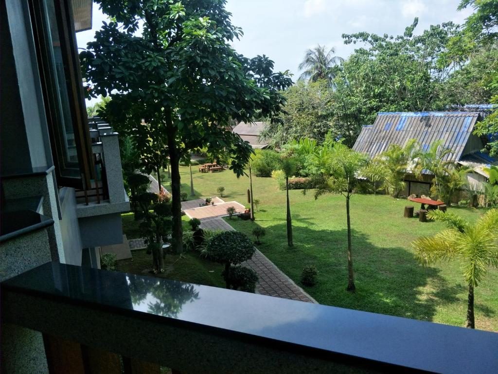 Zahrada ubytování Lanta Intanin Resort - SHA Extra Plus