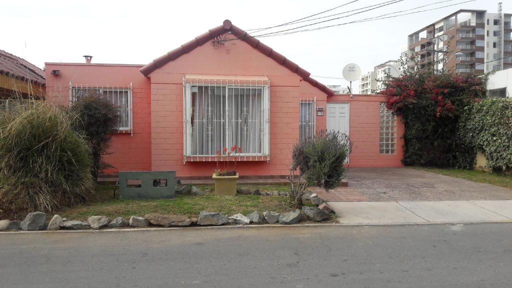 una casa roja con una ventana en una calle en Casa en La Serena, en La Serena