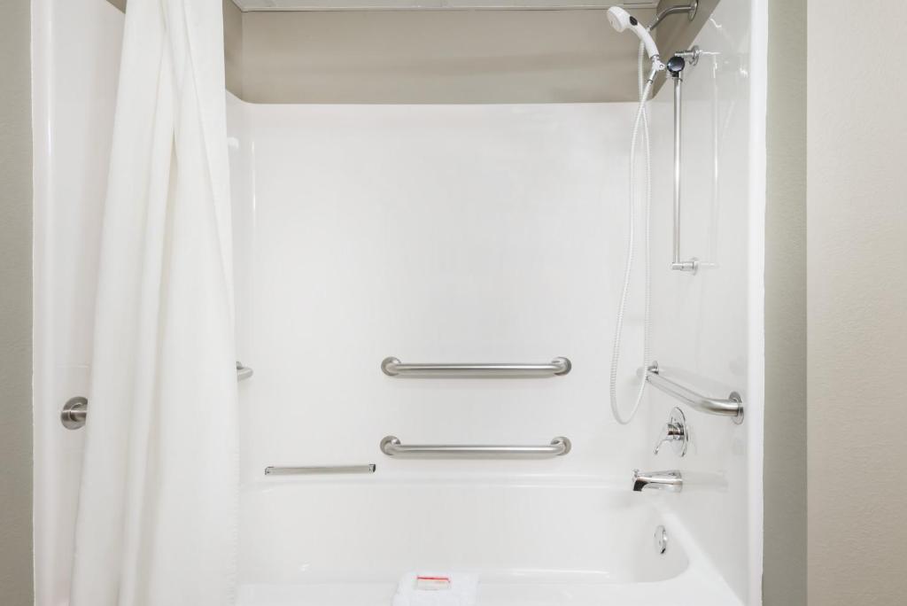 Super 8 by Wyndham Chanute - King Room - Disability Access - Non-Smoking