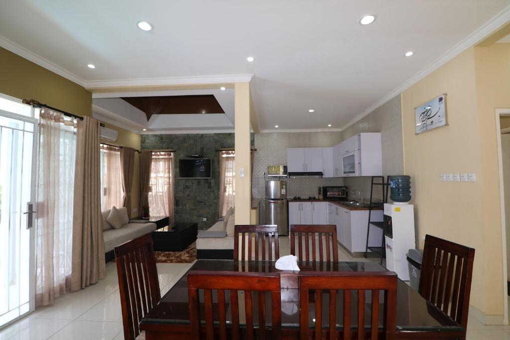 Kuchyň nebo kuchyňský kout v ubytování Diyar Villas Puncak M3/47
