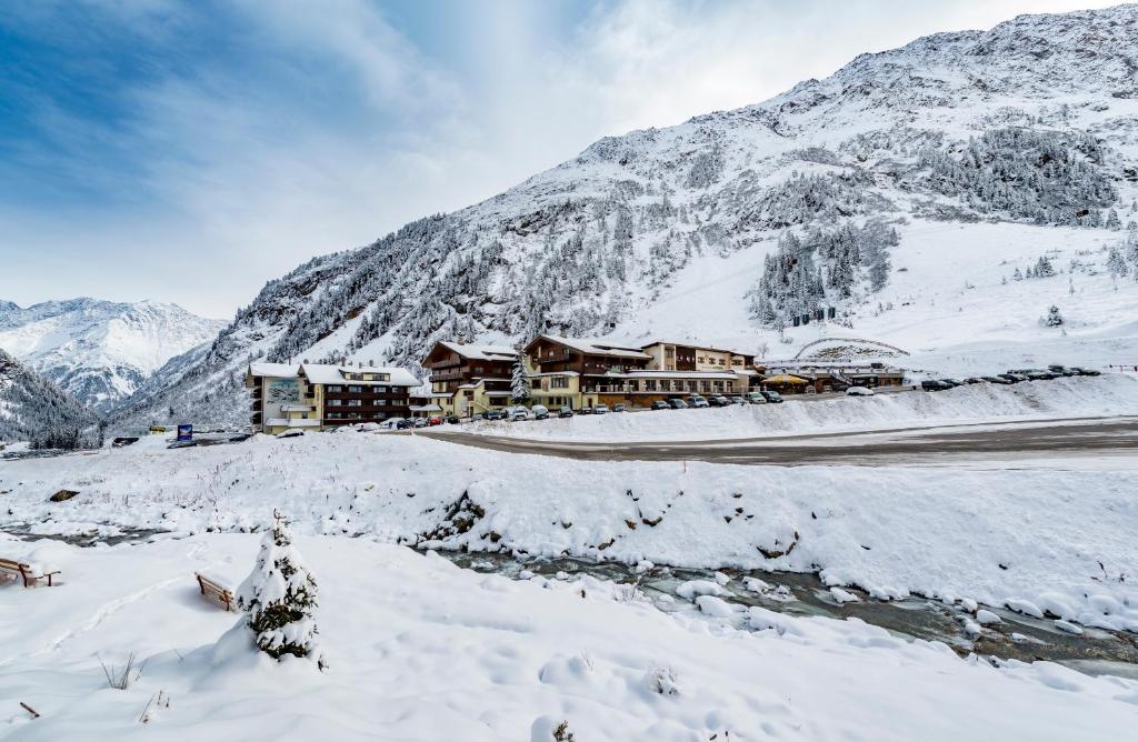a resort in the mountains covered in snow at Alpensporthotel Mutterberg in Mutterbergalm