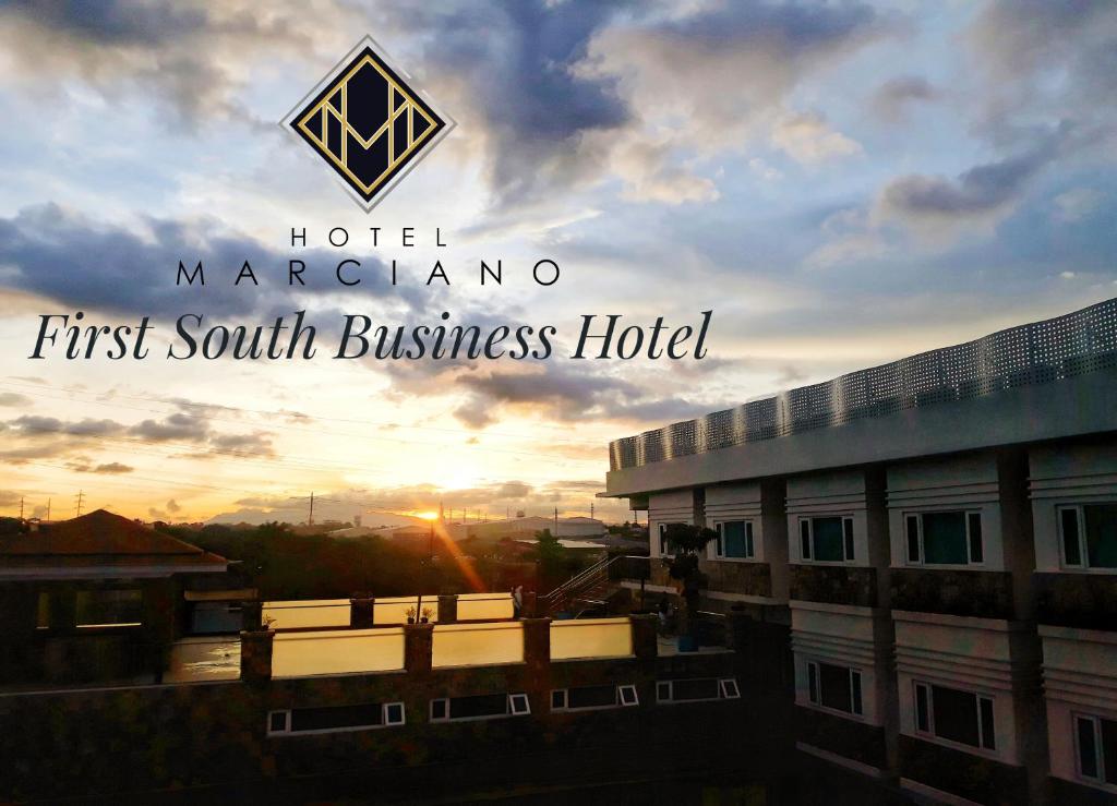 Východ nebo západ slunce při pohledu z hotelu nebo okolí