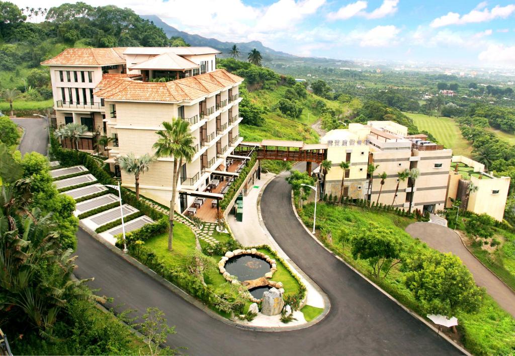 Vista arial de um edifício numa colina com uma estrada em Yundeng Landscape Hotel em Fanlu