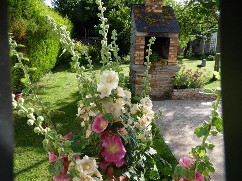 CouëronにあるLa Trémièreの花の庭園、レンガ造りの暖炉