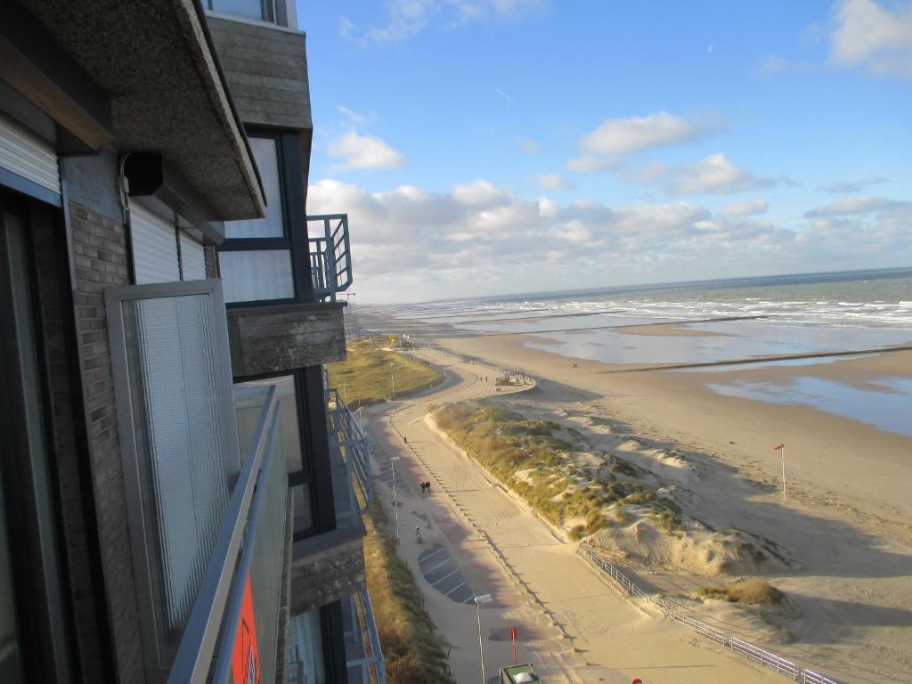 een uitzicht op het strand vanuit een gebouw bij Studio On The Beach With Sea View in Middelkerke