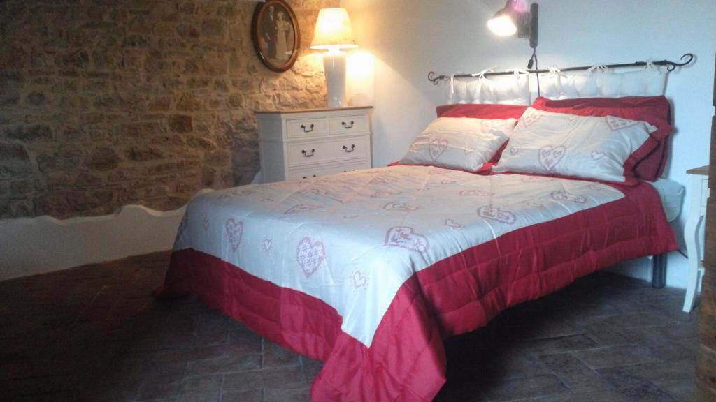 A bed or beds in a room at Monpoupon