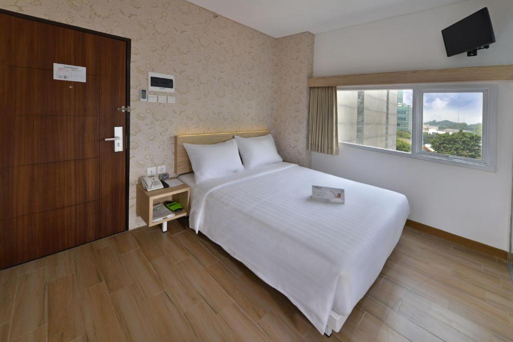 Postel nebo postele na pokoji v ubytování Whiz Hotel Falatehan Jakarta