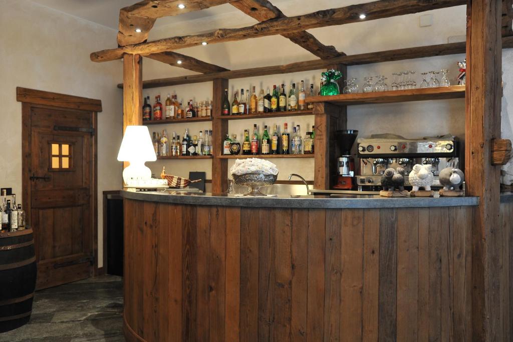 Lounge nebo bar v ubytování Hotel & Restaurant Le Charaban