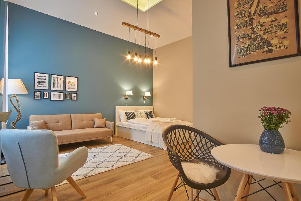 ブダペストにあるA26 Apartmentのリビングルーム(ベッド1台、テーブル、椅子付)