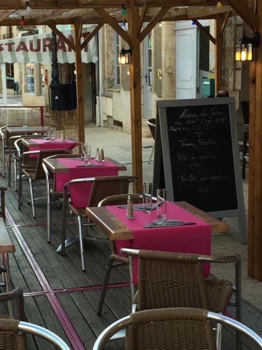 Restaurace v ubytování Hôtel du Commerce