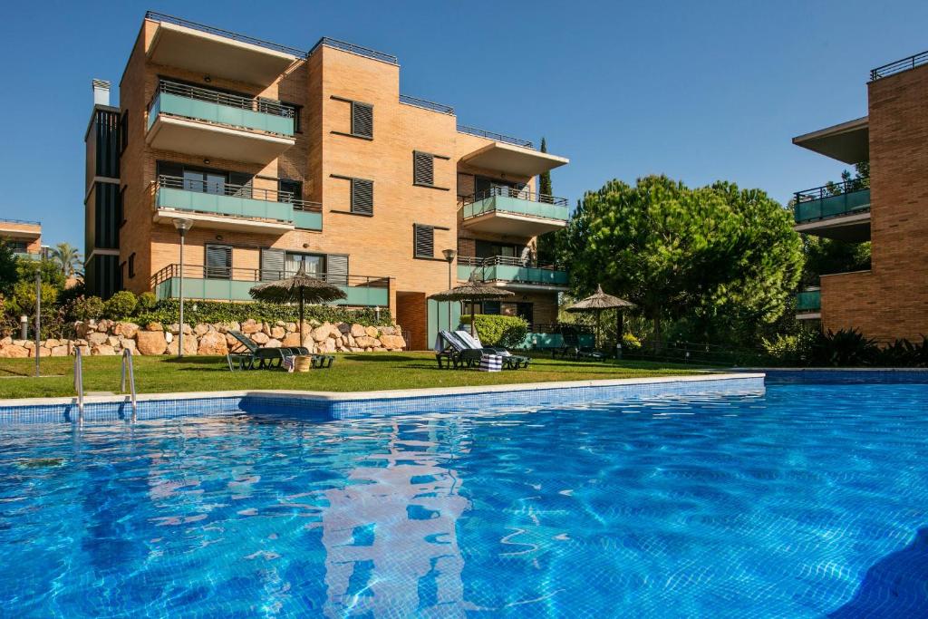 a swimming pool with a swimming pool table and chairs at Pierre & Vacances Salou in Salou