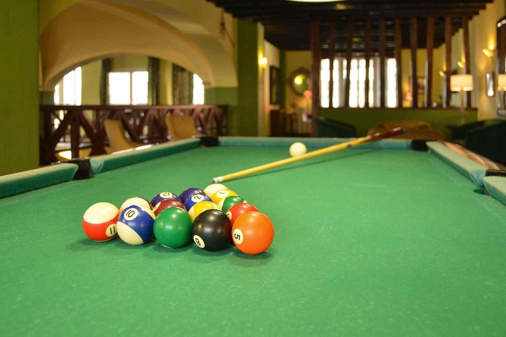 Biliár nebo kulečník v ubytování Hotel GHM Monachil