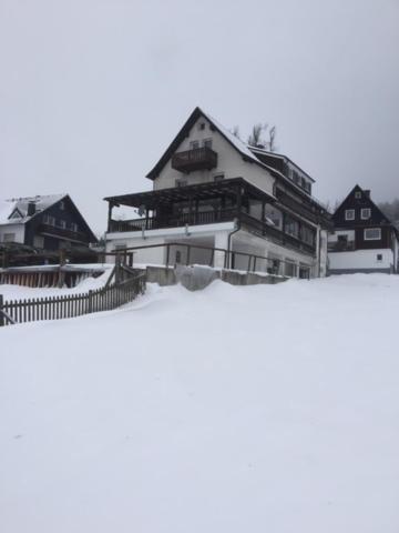 ヴィンターベルクにあるAppartement Dalzicht geschikt voor 4 tot 5 volwassenen of 4 volwassenen plus 2 kinderenの雪家