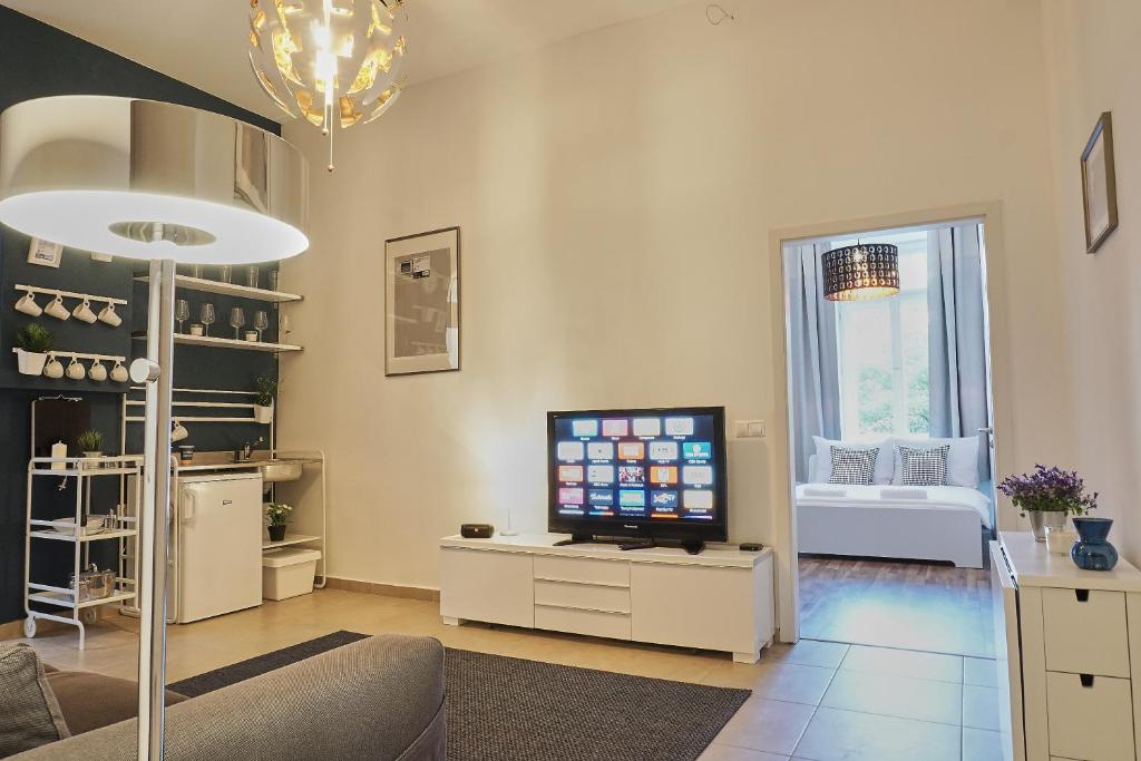 salon z telewizorem i kanapą w obiekcie ONYX Apartment w Budapeszcie