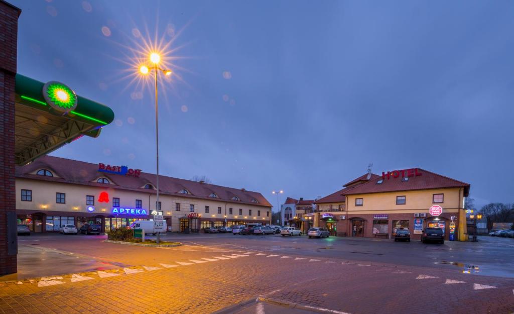 una strada cittadina con un lampione e edifici di Hotel Bastion a Kostrzyn nad Odrą