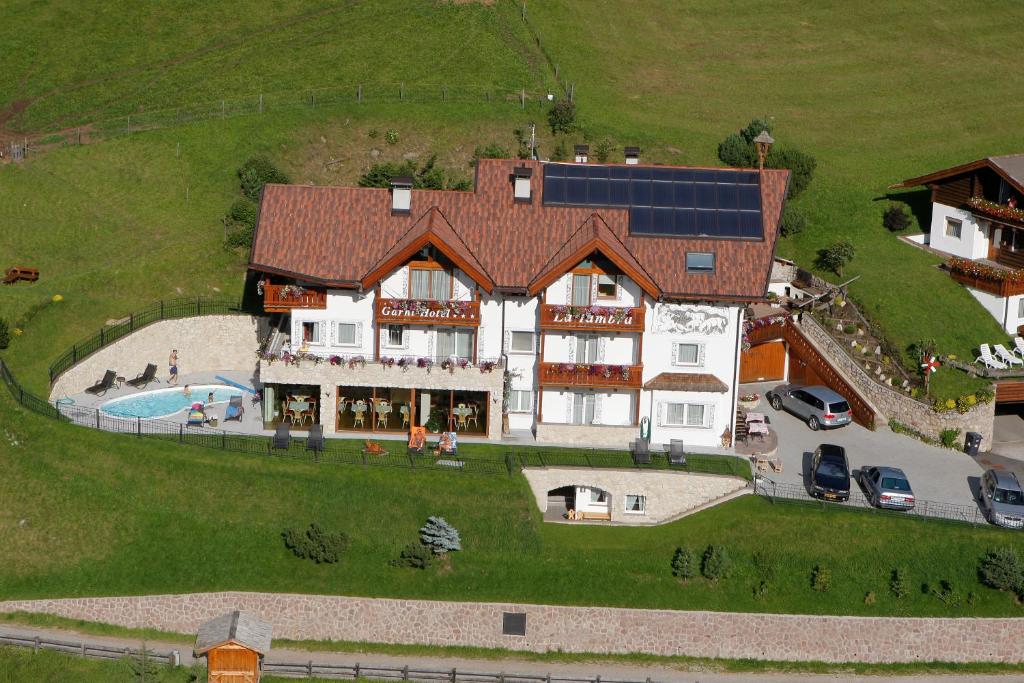 Bazén v ubytování Garni La Tambra nebo v jeho okolí