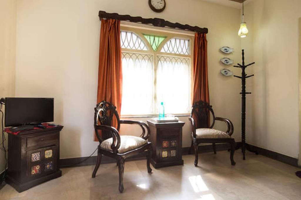 TV a/nebo společenská místnost v ubytování The Pereira's Goan Homestay Villa