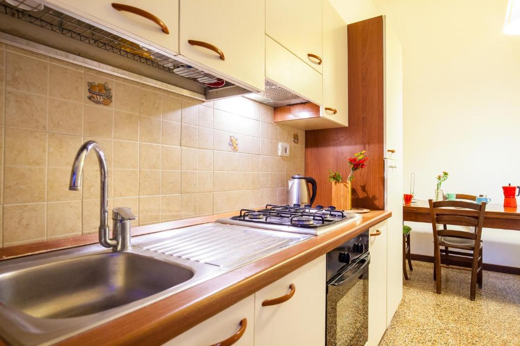 eine Küche mit Spüle und Herd in der Unterkunft Time in Rom