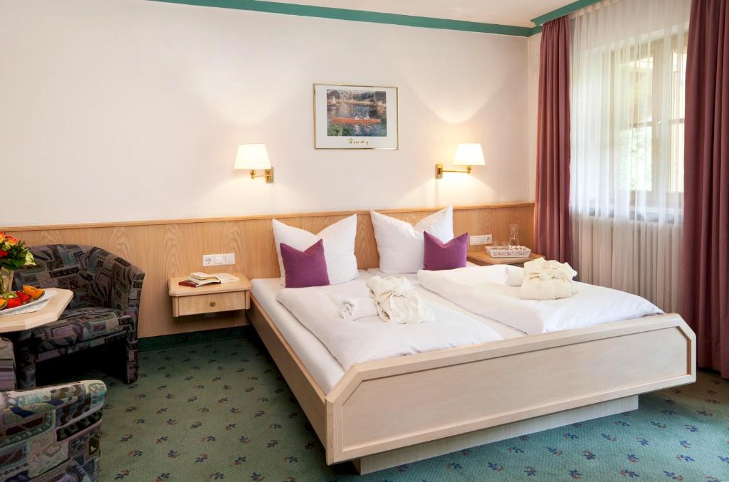 Postel nebo postele na pokoji v ubytování Hotel Berghof