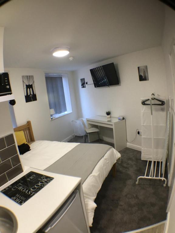 um quarto com uma cama, um lavatório e uma secretária em Castle Terrace (B3 R4) em Dudley