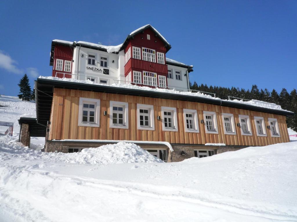 ペツ・ポト・スニェシュコウにあるResidence Sněžkaの雪の大きな建物