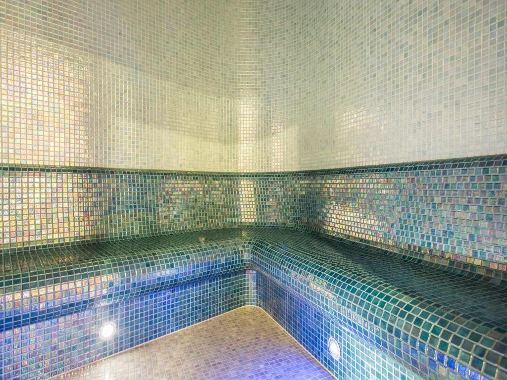 Bazén v ubytovaní TatryTop Stara Polana Spa alebo v jeho blízkosti