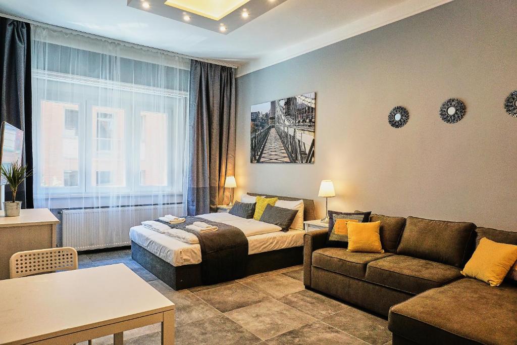 - un salon avec un lit et un canapé dans l'établissement K1 Budapest | Apartment, à Budapest